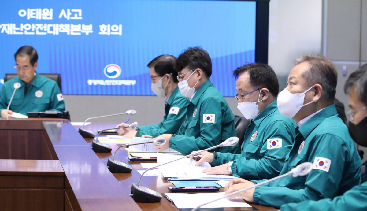 ▲이상민 행정안전부 장관이 6일 오전 서울 종로구 정부서울청사에서 열린 이태원 사고 중앙재난안정대책본부(중대본) 회의에 참석하고 있다.  (뉴시스)