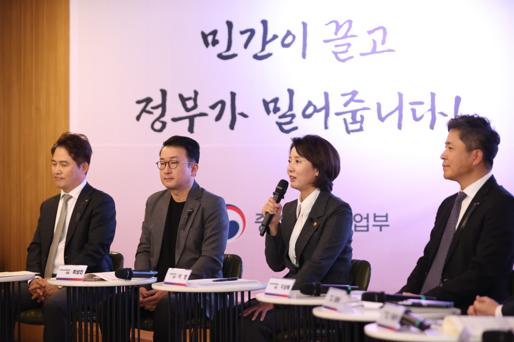 ▲이영 중소벤처기업부 장관(왼쪽에서 세 번째)이 4일 서울 강남 팁스타운에서 벤처투자 동향과 민간 모펀드 조성 등을 주제로 라운드 좌담회를 진행하고 있다. (사진제공=중소벤처기업부)