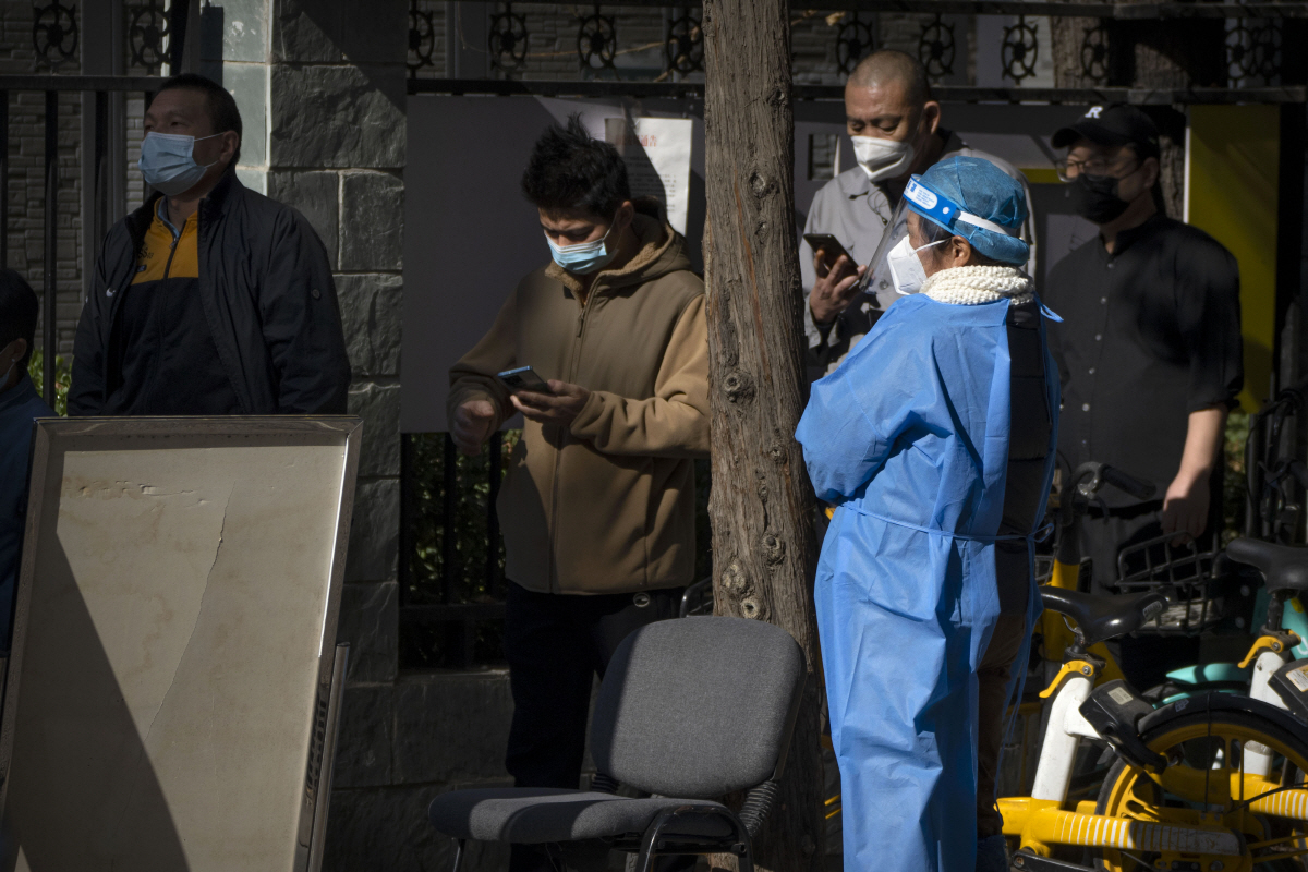 ▲중국 베이징에서 5일 시민들이 신종 코로나바이러스 감염증(코로나19) 검사를 받기 위해 줄서고 있다. 베이징(중국)/AP뉴시스
