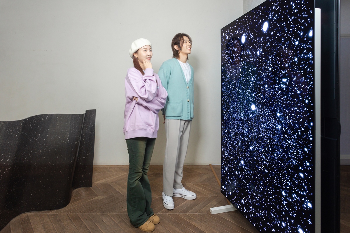 ▲서울 성수동 복합문화공간 '쎈느'에서 열린 LG디스플레이 OLED 디지털아트전 '네버 얼론'을 찾은 관람객들이 작품명 ‘플래그(Flag)’를 감상하고 있다. (사진제공=LG디스플레이)