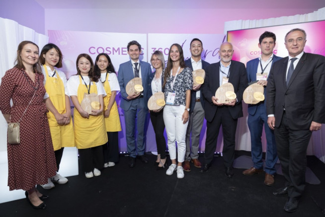 ▲(좌측 두번째부터) 디어닷 관계자 한혜민, 김회숙 대표, 최지윤과 전시회 관계자들이 사진촬영을 하고 있다. (자료 = 디어닷)