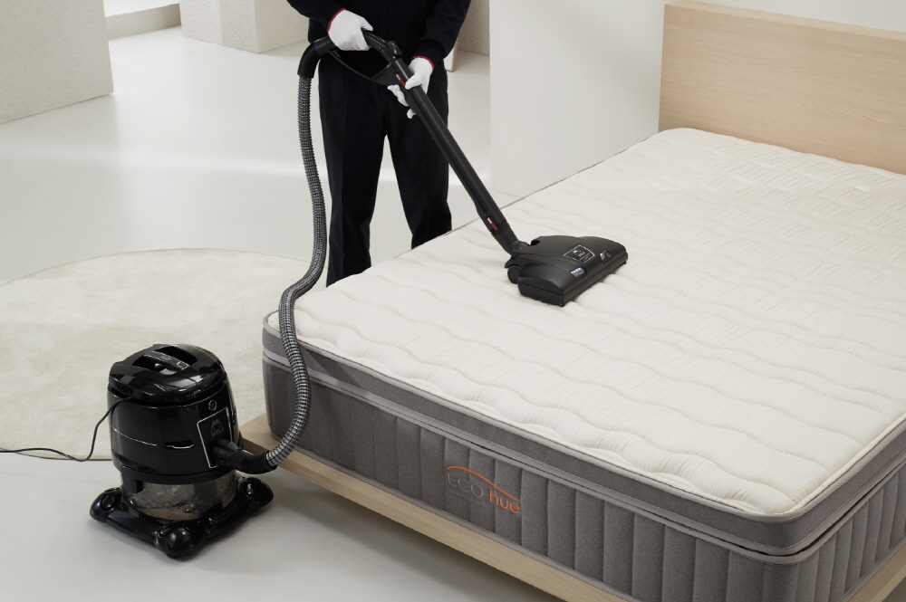 ▲SK매직은 침대 청소 및 살균 등 매트리스를 전문적으로 관리하는 ‘일회성 매트리스 클리닝 서비스’를 선보인다. (사진제공=SK매직)