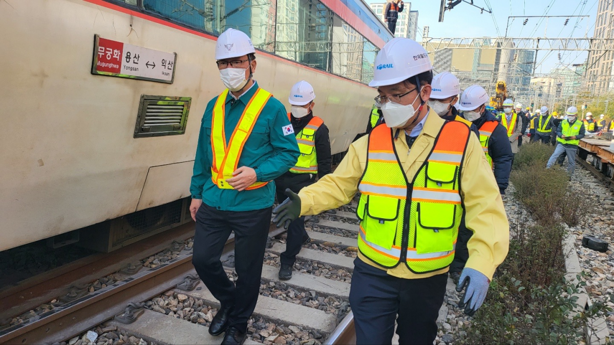 ▲어명소(왼쪽) 국토교통부 2차관이 7일 영등포역 무궁화호 궤도 이탈 현장에서 복구 작업을 점검하고 있다. (사진제공=국토교통부)