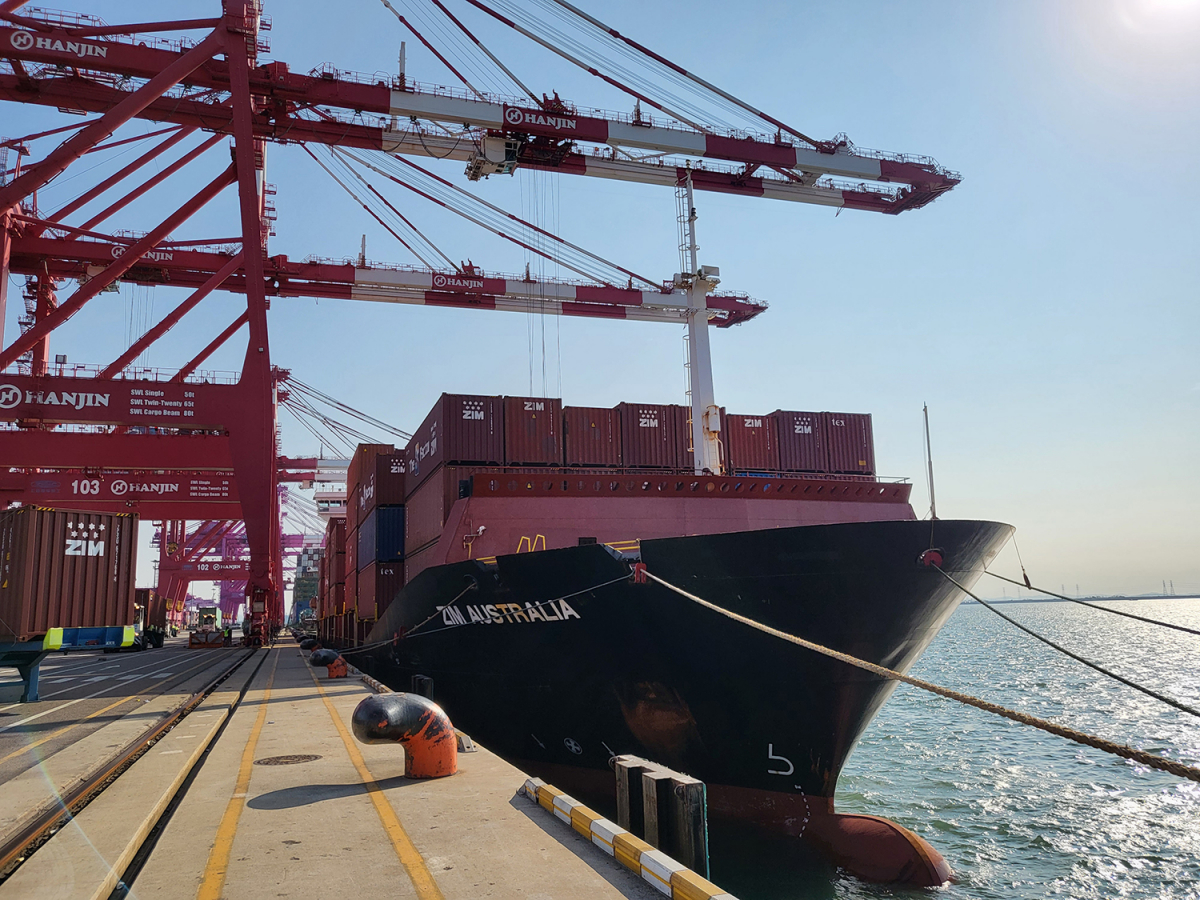 ▲한국-대만·중국 신규항로를 단독 운항하는 이스라엘 짐 라인(ZIM Line)의 자회사인 홍콩의 골드 스타 라인(Gold Star Line)의 짐 오스트레일리아(ZIM AUSTRALIA)'호가 한진인천컨테이너터미널(HJIT)에 정박해 있다. (사진제공=한진)