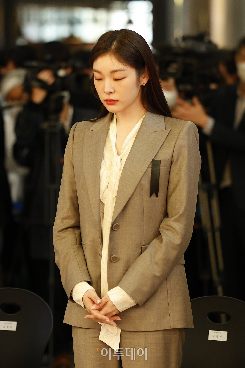 ▲KB홍보모델 김연아가 7일 오전 서울 강남구 코엑스에서 열린 '2022 제2차 KB굿잡 우수기업 취업박람회' 개막식에서 이태원 참사 사고 희생자들에 대한 묵념을 하고 있다. 조현호 기자 hyunho@ (이투데이DB)
