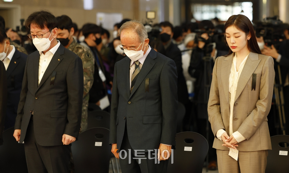 ▲7일 오전 서울 강남구 코엑스에서 열린 '2022 제2차 KB굿잡 우수기업 취업박람회' 개막식에서 참석자들이 이태원 참사 희생자들에 대한 묵념을 하고 있다. 왼쪽부터 이재근 KB국민은행장, 오영교 동반성장위원회 위원장, KB홍보모델 김연아. 조현호 기자 hyunho@ (이투데이DB)
