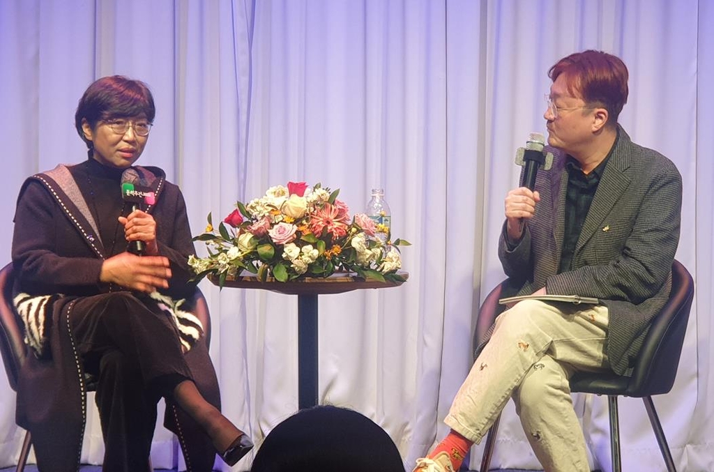 ▲'아버지의 해방일지'를 쓴 정지아 작가(왼쪽)가 7일 오후 서울 대학로 파랑새극장에서 열린 '문학주간 2022' 개막 토크에 참석해 오은 시인(오른쪽)과 이야기하고 있다. (연합뉴스)