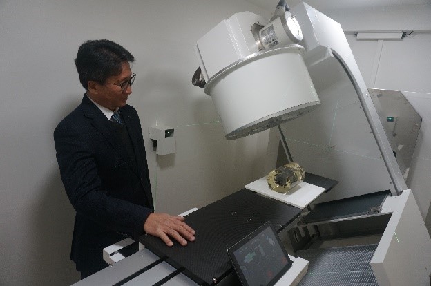 ▲경현태 아우라케어 대표가 LEP300 V2.0의 기능에 대해 설명하고 있다. (사진제공=아우라케어)