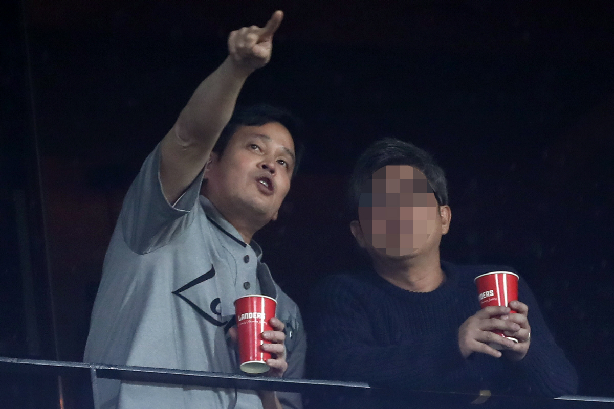 ▲7일 인천 SSG랜더스필드에서 열린 2022 KBO 한국시리즈 5차전 키움 히어로즈와 SSG 랜더스의 경기, 9회초 SSG 정용진 구단주가 경기를 지켜보고 있다.(뉴시스)
