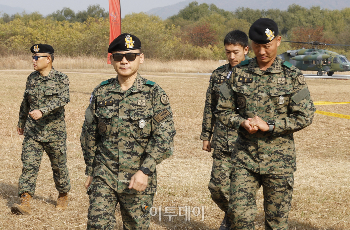 ▲8일 오후 경기도 하남시 미사리 육군특전사 고공훈련장에서 열린 '제44회 특수전사령관배 고공강하 경연대회'에서 소영민 특수전사령관이 훈련장에 도착하고 있다. 조현호 기자 hyunho@