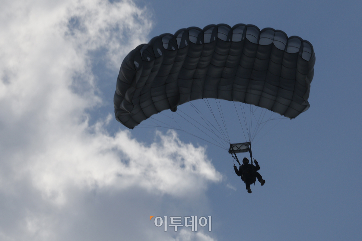 ▲8일 오후 경기도 하남시 미사리 육군특전사 고공훈련장에서 열린 '제44회 특수전사령관배 고공강하 경연대회'에서 한 특전사가 낙하산을 타고 강하하고 있다. 조현호 기자 hyunho@