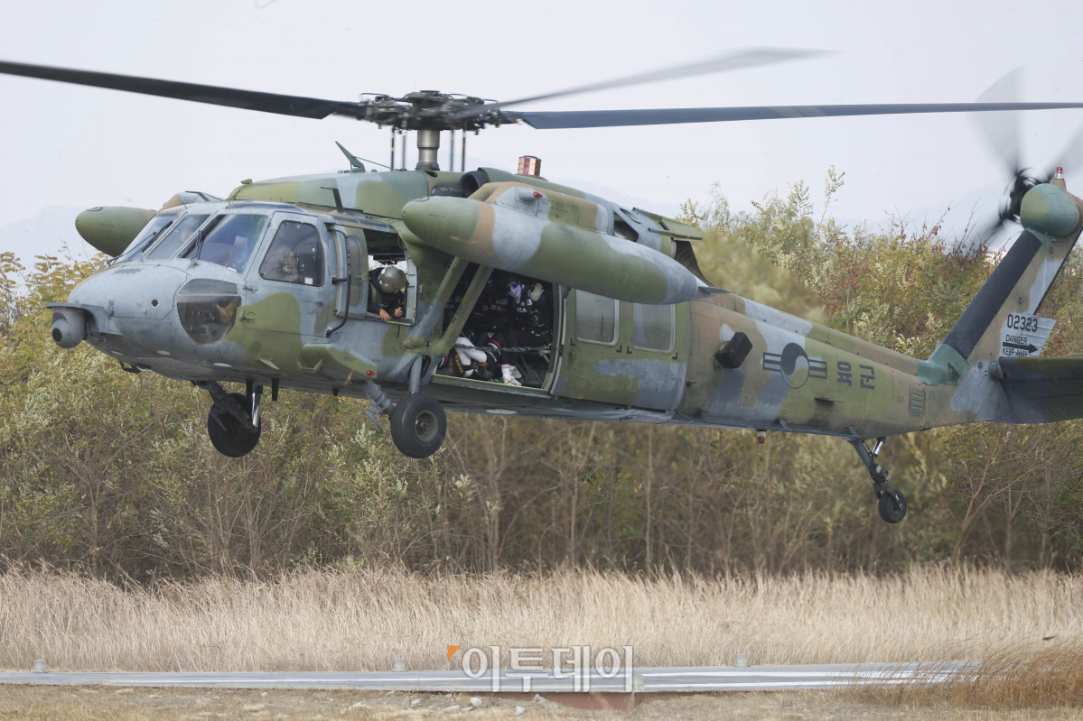 ▲8일 오후 경기도 하남시 미사리 육군특전사 고공훈련장에서 열린 '제44회 특수전사령관배 고공강하 경연대회'에서 특전사들을 태운 헬기가 이륙하고 있다. 조현호 기자 hyunho@