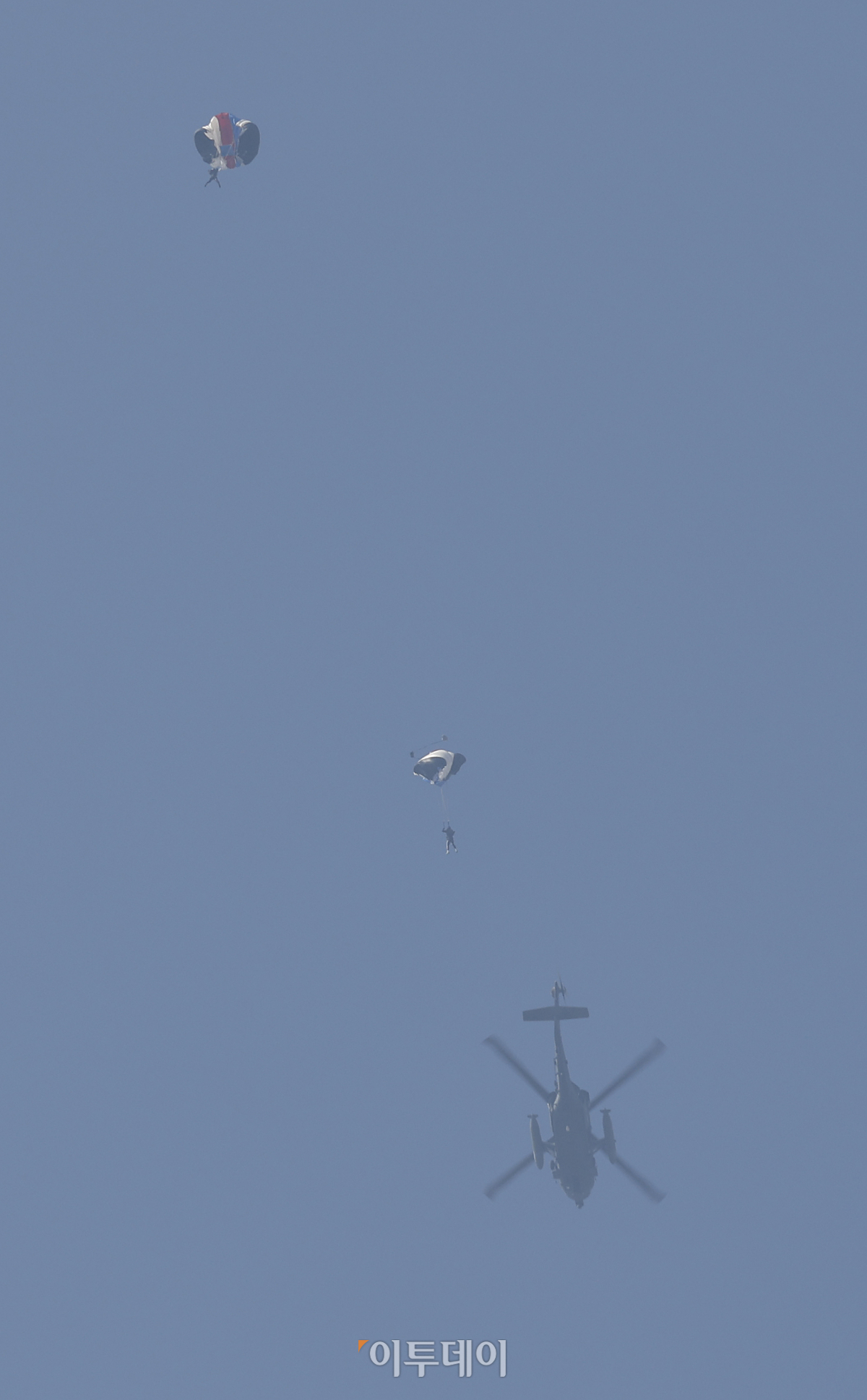 ▲8일 오후 경기도 하남시 미사리 육군특전사 고공훈련장에서 열린 '제44회 특수전사령관배 고공강하 경연대회'에서 특전사들이 낙하산을 타고 강하하고 있다. 조현호 기자 hyunho@
