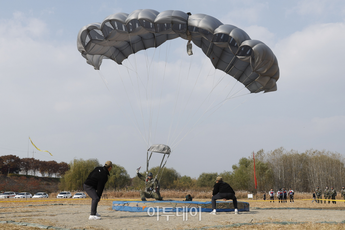 ▲8일 오후 경기도 하남시 미사리 육군특전사 고공훈련장에서 열린 '제44회 특수전사령관배 고공강하 경연대회'에서 한 특전사가 목표지점을 향해 강하하고 있다. 조현호 기자 hyunho@