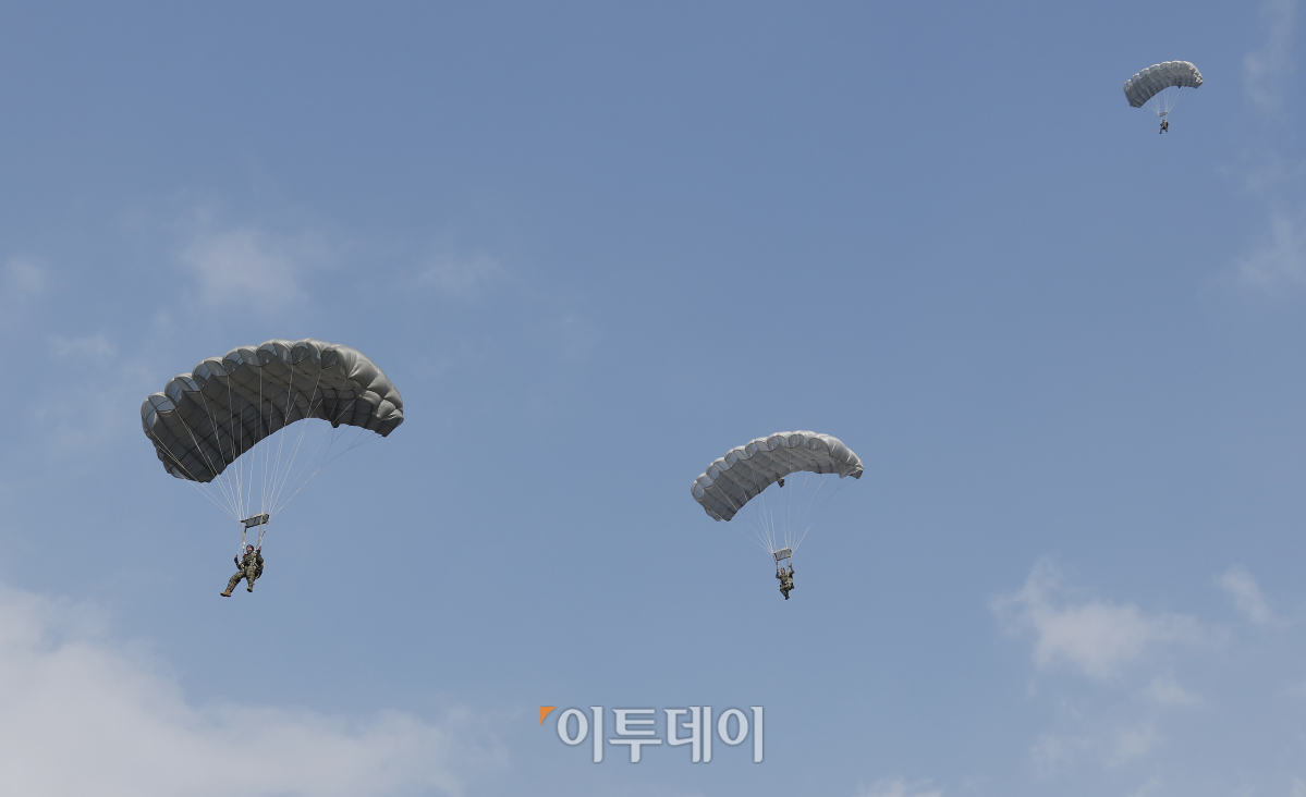 ▲8일 오후 경기도 하남시 미사리 육군특전사 고공훈련장에서 열린 '제44회 특수전사령관배 고공강하 경연대회'에서 특전사들이 낙하산을 타고 강하하고 있다. 조현호 기자 hyuho@