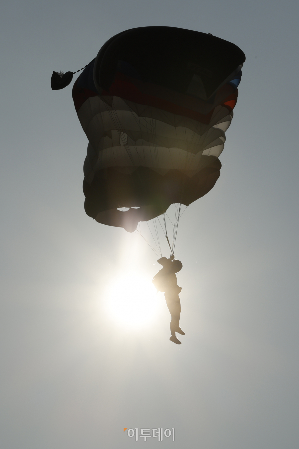 ▲8일 오후 경기도 하남시 미사리 육군특전사 고공훈련장에서 열린 '제44회 특수전사령관배 고공강하 경연대회'에서 한 특전사가 낙하산을 타고 강하하고 있다. 조현호 기자 hyunho@