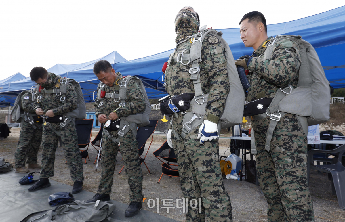 ▲8일 오후 경기도 하남시 미사리 육군특전사 고공훈련장에서 열린 '제44회 특수전사령관배 고공강하 경연대회'에서 특전사들이 낙하산을 착용하고 있다. 조현호 기자 hyunho@
