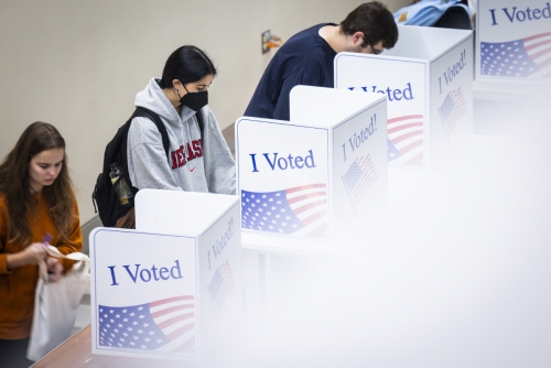 ▲미국 펜실베이니아 피츠버그 대학 투표소에서 사람들이 8일(현지시간) 투표를 하고 있다. 피츠버그(미국)/EPA연합뉴스
