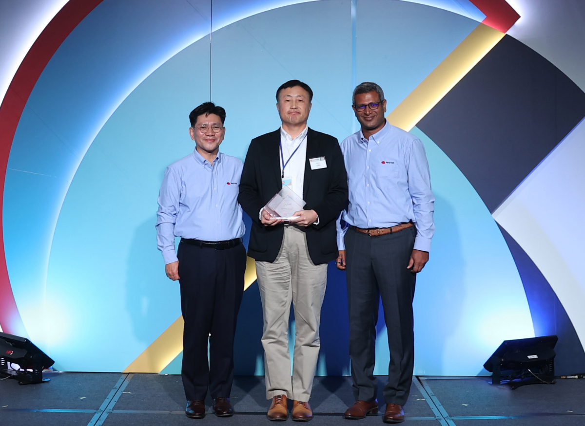 ▲8일 열린 시상식에서 김영삼 롯데카드 정보전략실 부실장(사진 가운데)이 김경상 한국 레드햇 사장(왼쪽)과 프렘 파반(Prem Pavan) 레드햇 아시아 그로스&이머징마켓 총괄 부사장(오른쪽)으로부터 상을 받았다.