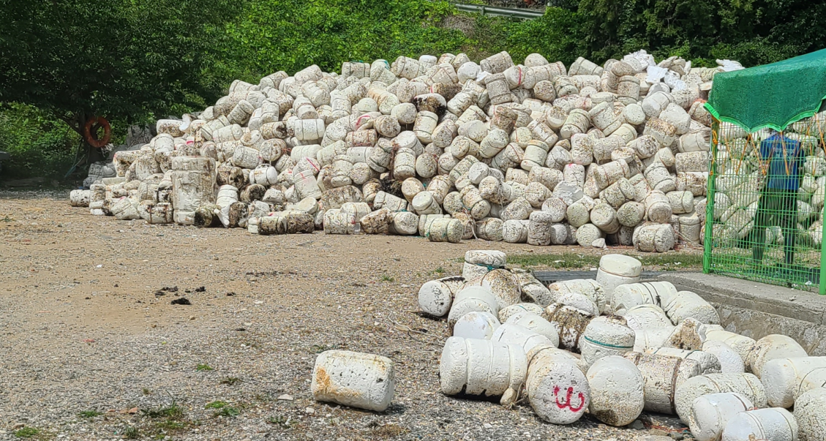 ▲해안가에 쌓여 있는 발포폴리스티렌(EPS,_스티로폼) 부표. (사진제공=해양수산부)