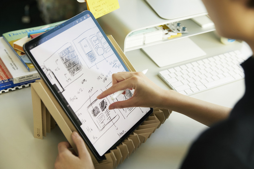 ▲그레이프랩의 휴대용 접이식 노트북-스마트폰 거치대 지스탠드. (사진제공=SK이노베이션)