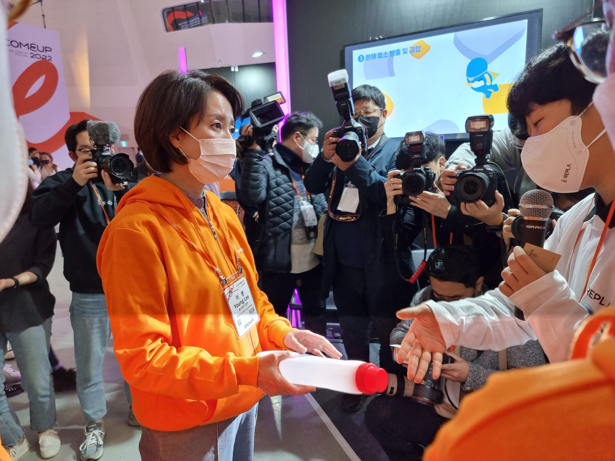 ▲이영 중소벤처기업부 장관이 플라스틱을 미생물로 분해하는 기술을 개발하는 스타트업 리플라 대표에게 설명을 듣고 있다. (구예지 기자 sunrise@)