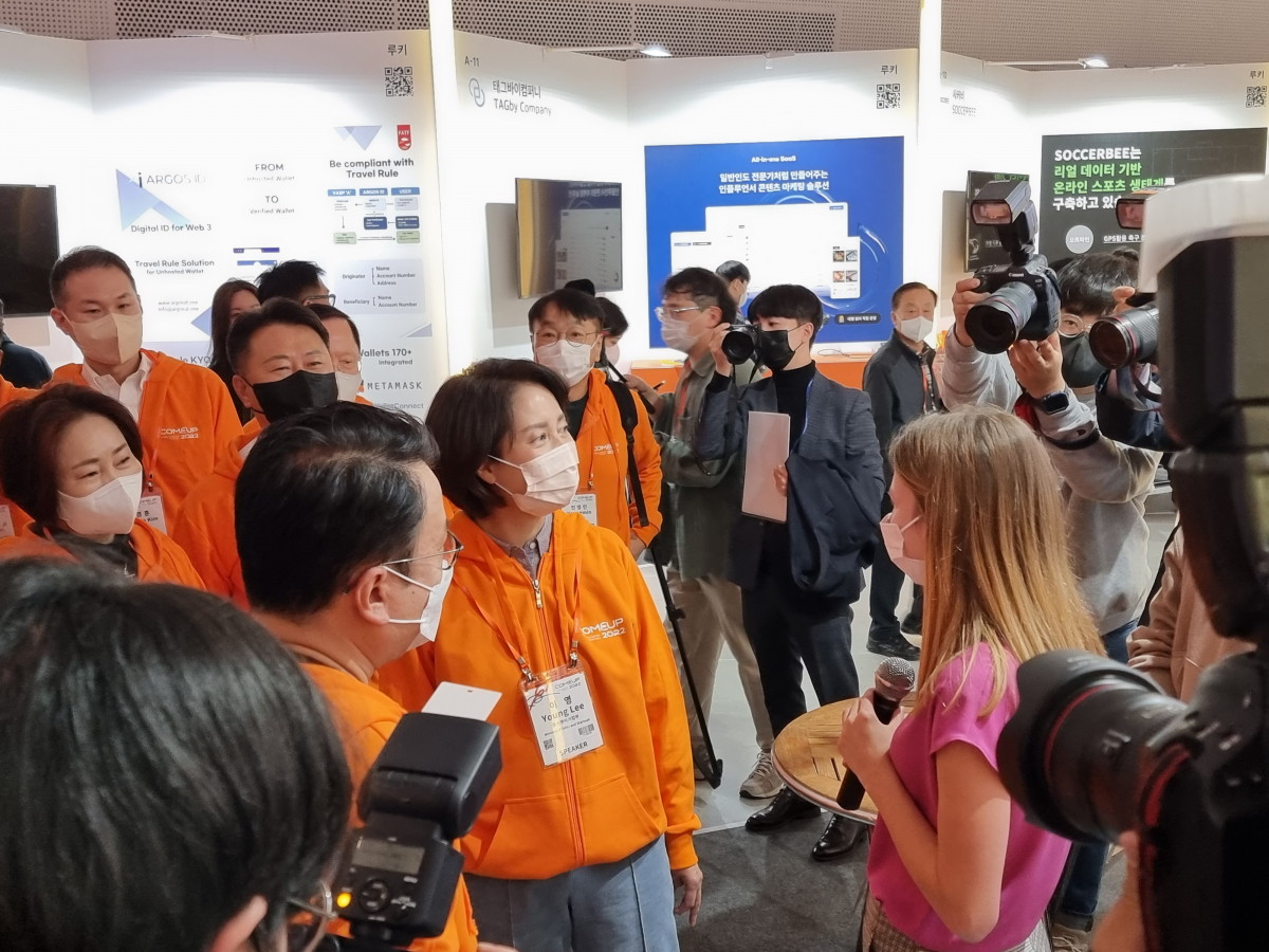 ▲이영 장관이 해외에서 온 스타트업 관계자와 대화를 나누고 있다. (구예지 기자 sunrise@)