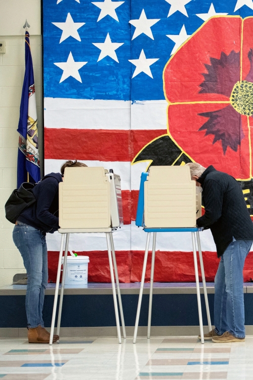 ▲미국 버지니아 미드로티안에서 사람들이 8일(현지시간) 투표를 하고 있다. 미드로티안(미국)/AFP연합뉴스
