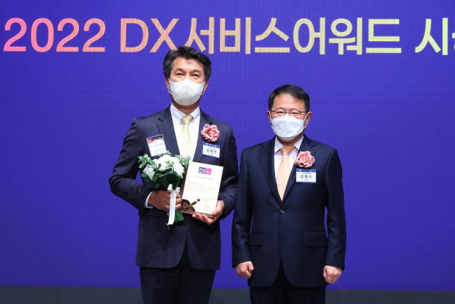 ▲지난 8일 서울시 중구 롯데호텔에서 열린 'DX서비스어워드 시상식'에서 (왼쪽)성채현 KB국민은행 개인고객그룹 대표와 (오른쪽)강명수 한국표준협회장이 기념촬영을 하고 있다.