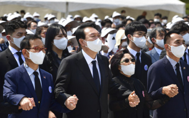 ▲윤석열 대통령이 5월 18일 오전 광주 북구 국립 5·18 민주묘지에서 열린 제42주년 5·18민주화운동 기념식에서 ‘님을 위한 행진곡’을 제창하고 있다. (연합뉴스)