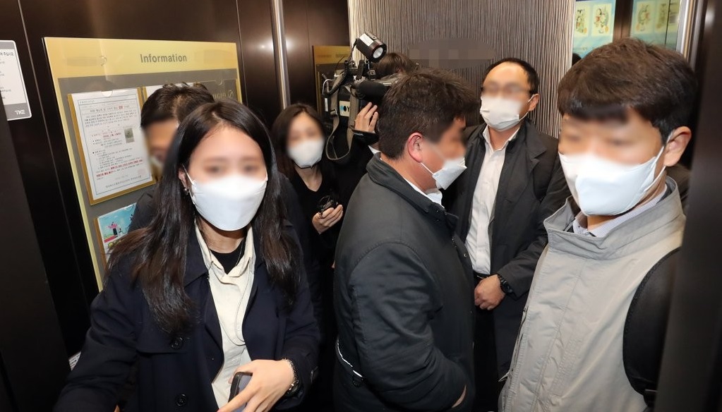 ▲ 9일 오후 경기 성남시 정진상 더불어민주당 대표 정무조정실장의 자택에 대한 압수수색을 마친 검찰 관계자들이 밖으로 나오고 있다. (연합뉴스)