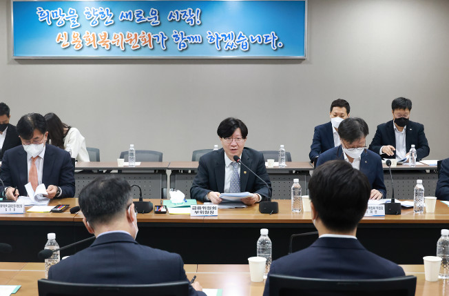 ▲김소영 금융위원회 부위원장이 9일 오전 서울 중구 신용회복위원회 중앙 서민금융통합지원센터를 방문해 새출발기금 상담부스 시찰 및 채무조정 신청현황을 점검하고, 홍보 강화방안 등을 함께 논의했다. (금융위원회)