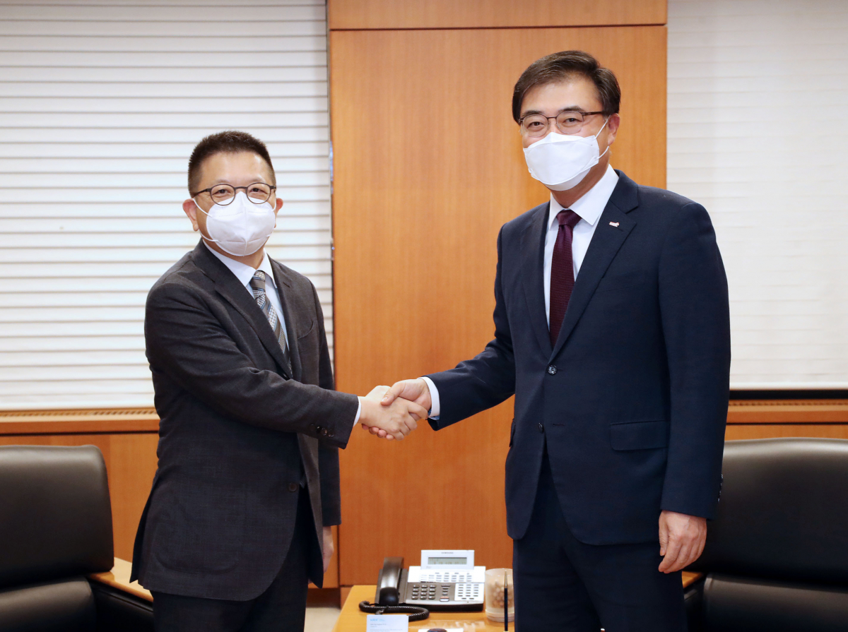 ▲한국(KRX)-대만(TWSE) CEO 전략회의에 앞서 기념촬영을 하고있다. 왼쪽부터 셔먼 린 대만증권거래소 이사장, 손병두 한국거래소 이사장 (사진제공=한국거래소)