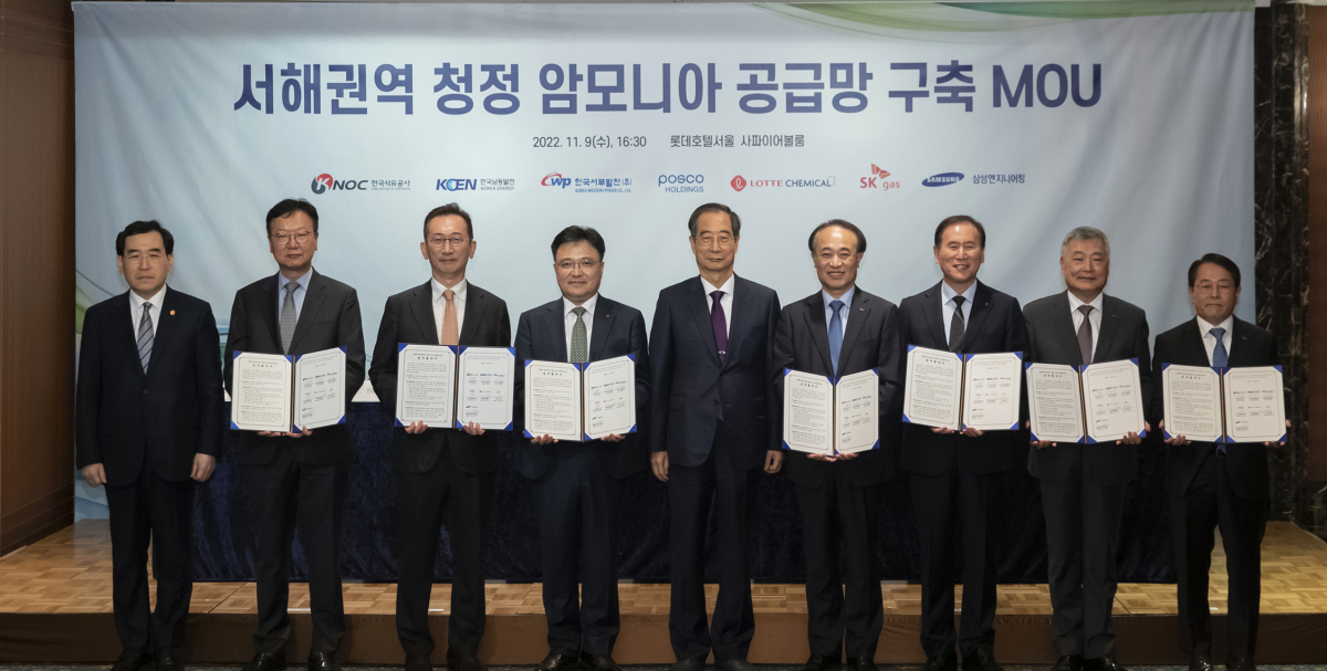 ▲최성안(왼쪽 두번째) 삼성엔지니어링 사장이 참여사 대표들과 기념촬영을 하고 있다 (사진제공=삼성엔지니어링)