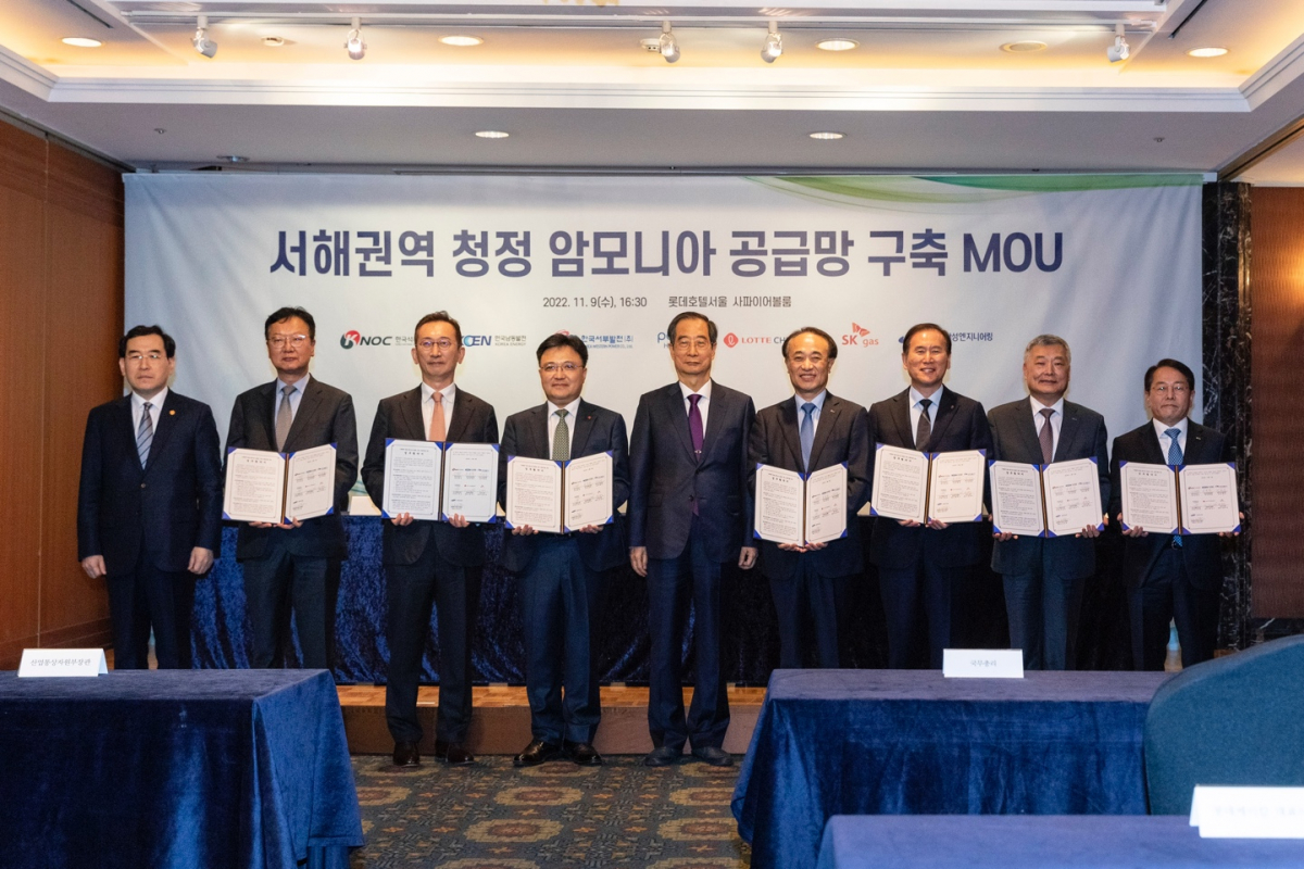 ▲서해권역 청정 암모니아 공급망 구축을 위한 상호협력에 관한 업무협약’에 참석한 한덕수 국무총리(가운데), 롯데케미칼 황진구 대표(왼쪽에서 네번째) 등이 기념 촬영을 하고 있다. (사진 제공=롯데케미칼)