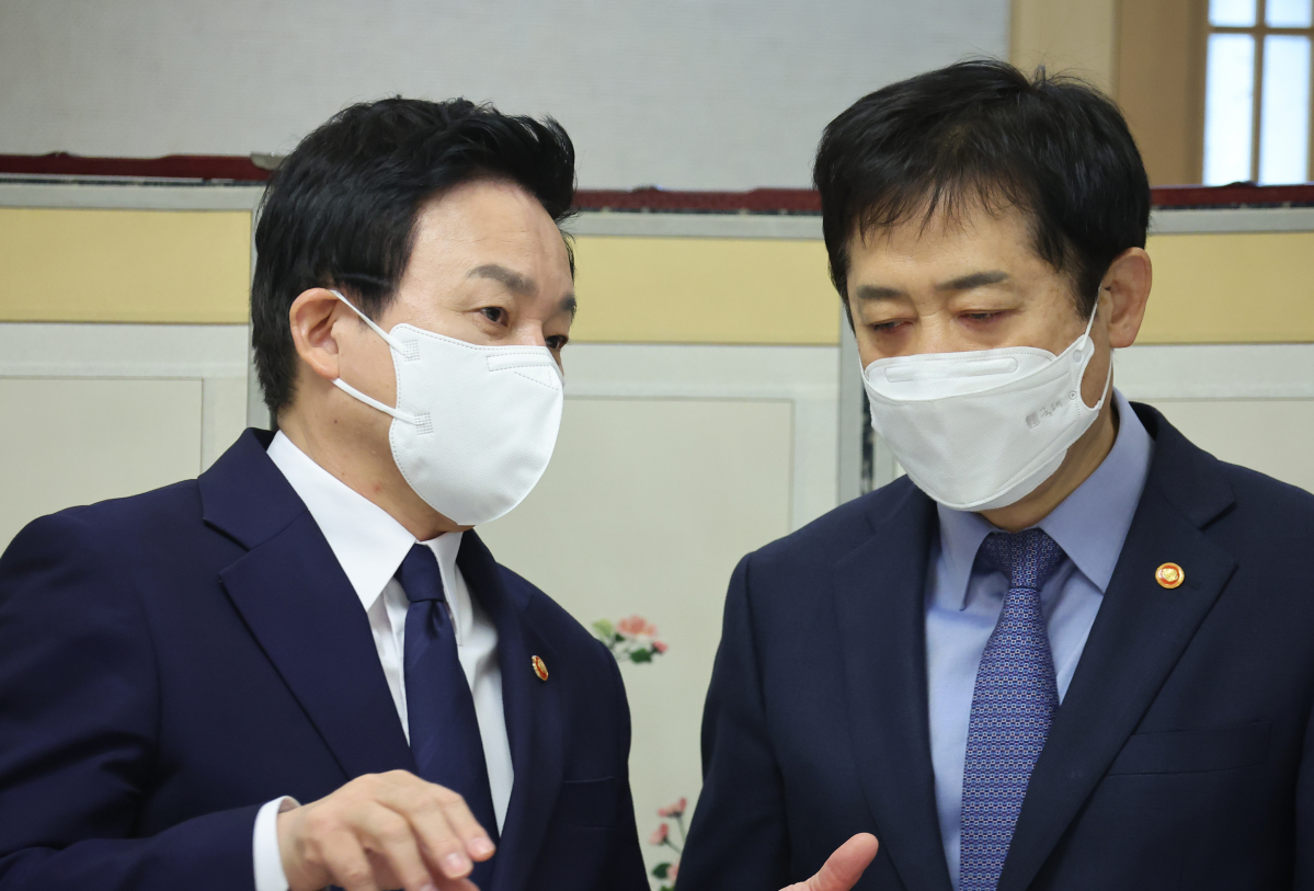 ▲원희룡 국토교통부 장관(왼쪽)과 김주현 금융위원장이 10일 정부서울청사에서 열린 부동산 관계장관회의에 참석해 대화하고 있다. (사진=연합뉴스)