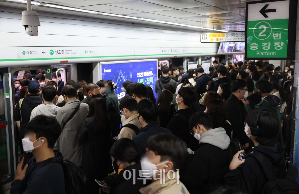 ▲‘이태원 참사’를 계기로 인구 과밀지역에 대한 우려가 높아지는 가운데 출퇴근길 지하철 밀집 현상에 대한 개선이 필요하다는 의견도 제기되고 있다. 3일 오전 서울 신도림역 2호선 승강장에서 시민들이 발걸음을 옮기고 있다. 신태현 기자 holjjak@