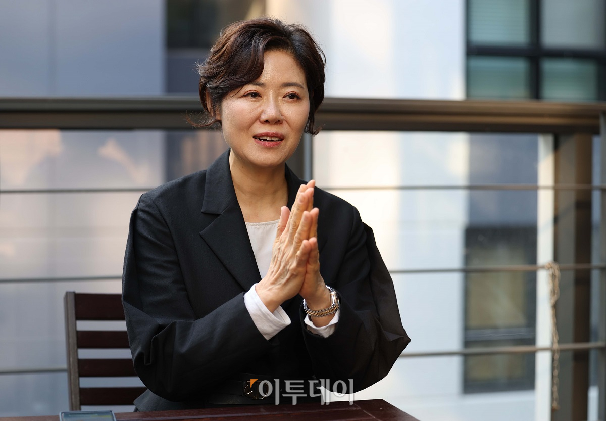 ▲김은진 레오대출연구소 대표는 최근 '대출의 마법'이라는 책을 출간했다. 그는 "부자들은 대출을 통해 시간을 아끼고 이자 이상의 이익을 거두고 있다"며 "여러분도 대출에 대한 불안감을 씻고 현명한 대출방법을 익혀 부자가 되길 바란다"고 말했다. (신태현 기자 holjjak@)