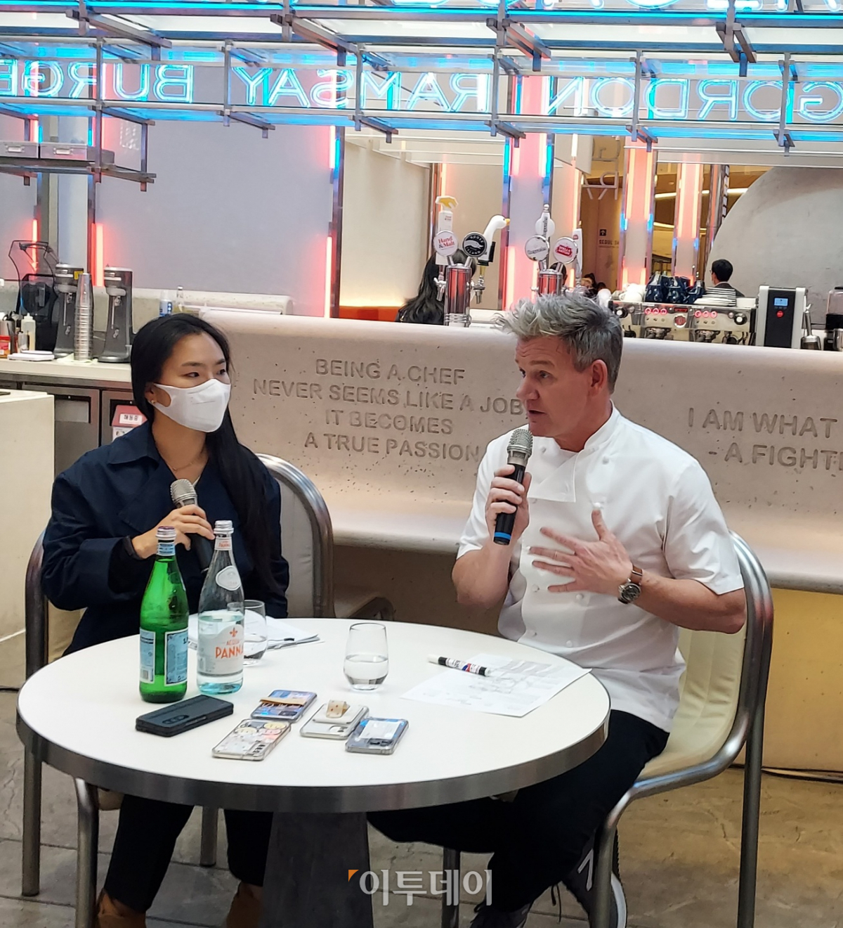 ▲10일 서울 송파구 롯데월드몰 고든램지버거매장에서 고든 램지가 기자들의 질문에 답하고 있다.  (사진=한영대 기자 yeongdai@)