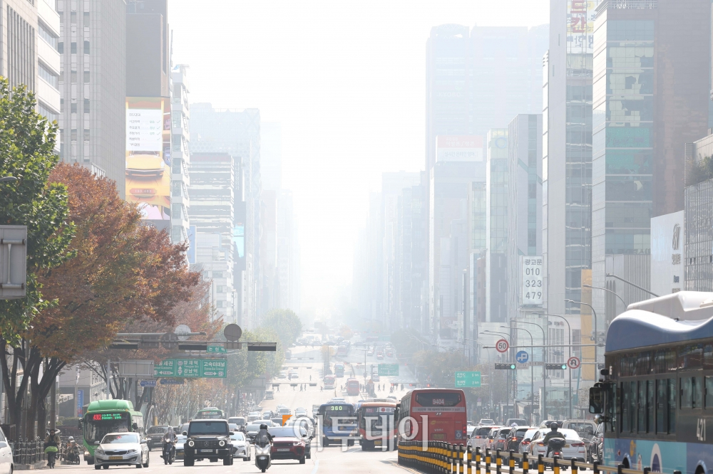 ▲포근한 날씨 속에 대기가 정체되며 수도권을 비롯한 전국 곳곳의 초미세먼지 농도가 ‘나쁨’ 수준을 보인 8일 서울 강남대로 일대가 뿌옇다. 신태현 기자 holjjak@