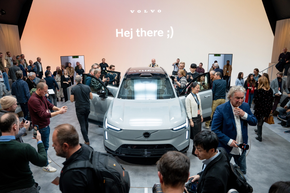 ▲9일(현지시간) 스웨덴 스톡홀름에서 볼보 최초의 7인승 순수 전기 SUV인 EX90이 세계 최초로 공개됐다. 한국을 비롯해 글로벌 주요 국가의 자동차 기자단 200여 명이 첫 공개 현장을 지켜봤다.  (사진제공=볼보글로벌미디어)