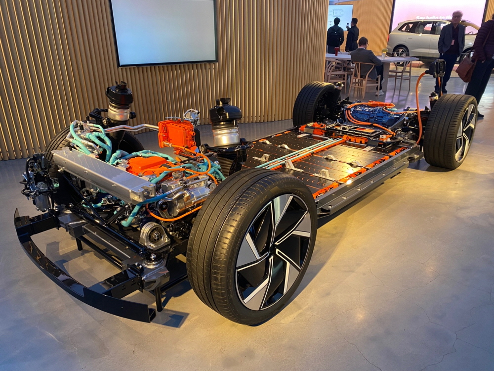 ▲볼보 EX90은 SPA2 플랫폼을 기반으로 개발했다. 2015년 하이브리드와 플러그-인 하이브리드를 위해 개발했던 SPA 플랫폼의 후속작이다.   (김준형 기자 junior@)