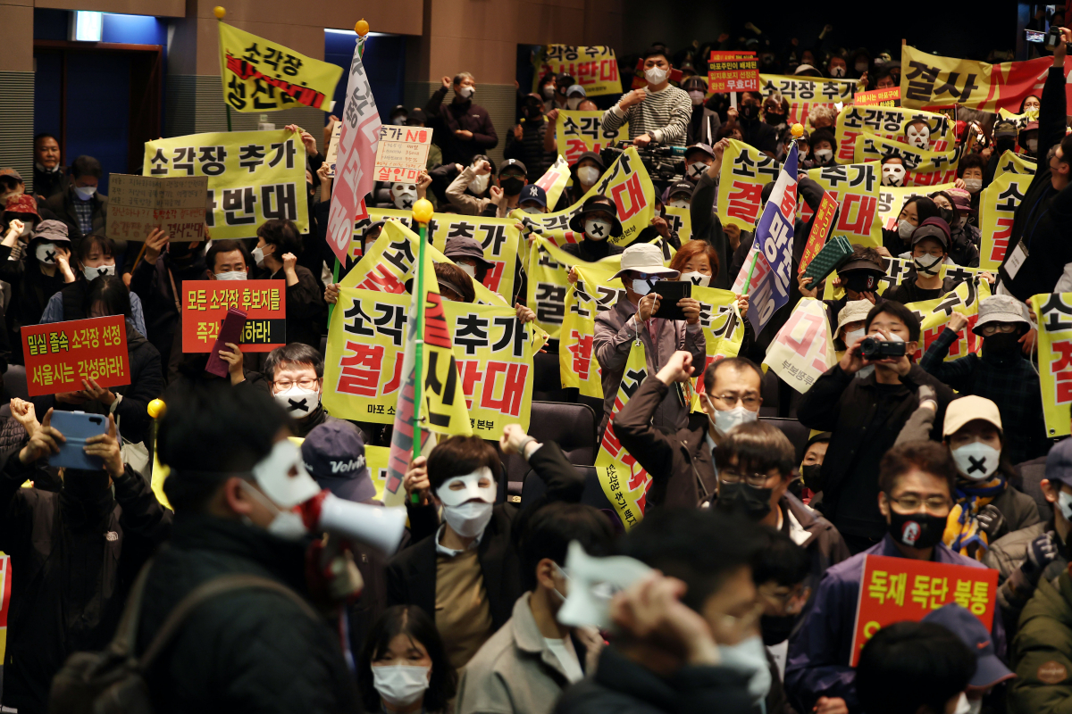 ▲지난달 18일 오후 서울 누리꿈스퀘어에서 열린 상암동 광역자원회수시설 후보지선정 주민설명회에 앞서 주민 등 마포소각장 추가 백지화투쟁본부 관계자들이 반발하고 있다. (연합뉴스)