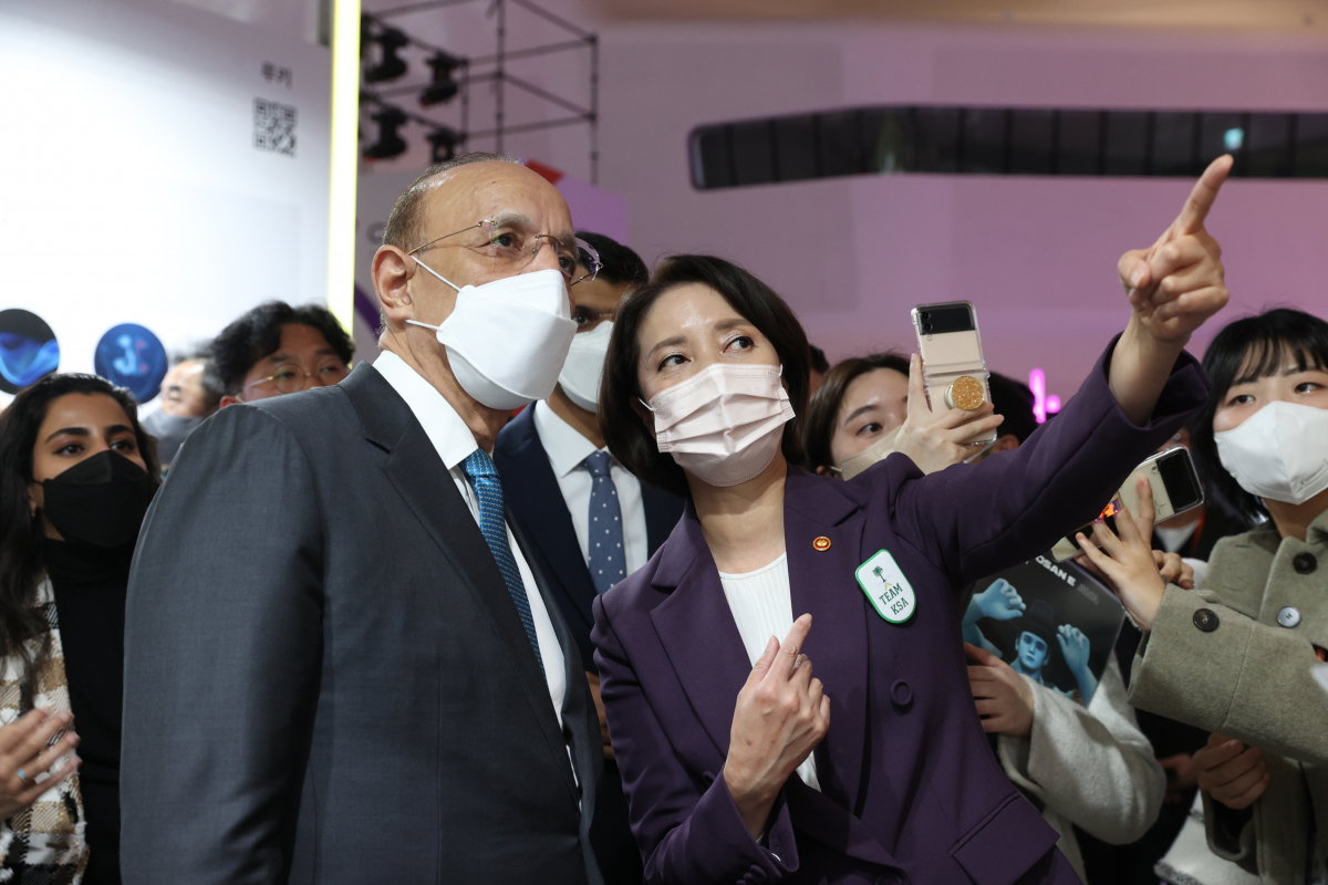 ▲이영 중소벤처기업부 장관이 10일 서울 중구 동대문디자인플라자(DDP)에서 칼리드 알 팔리(Khalid Al-Falih) 사우디아라비아 투자부 장관과 함께 ’컴업 2022‘ 행사장을 둘러보고 있다. (중소벤처기업부)