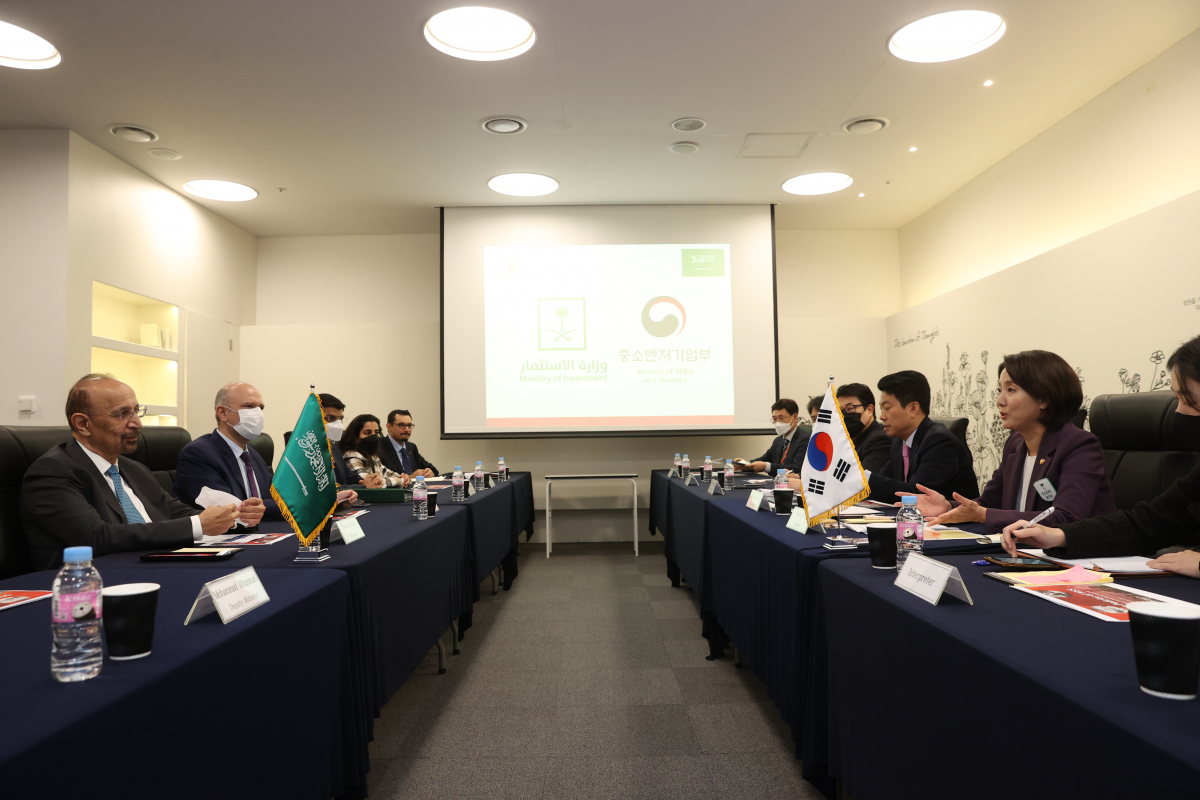 ▲이영 중소벤처기업부 장관(오른쪽 앞에서 두 번째)이 10일 서울 중구 동대문디자인플라자(DDP)에서 칼리드 알 팔리(Khalid Al-Falih) 사우디아라비아 투자부 장관(왼쪽 맨 앞)과 양국 스타트업 교류 방안에 대해 논의하고 있다. (중소벤처기업부)