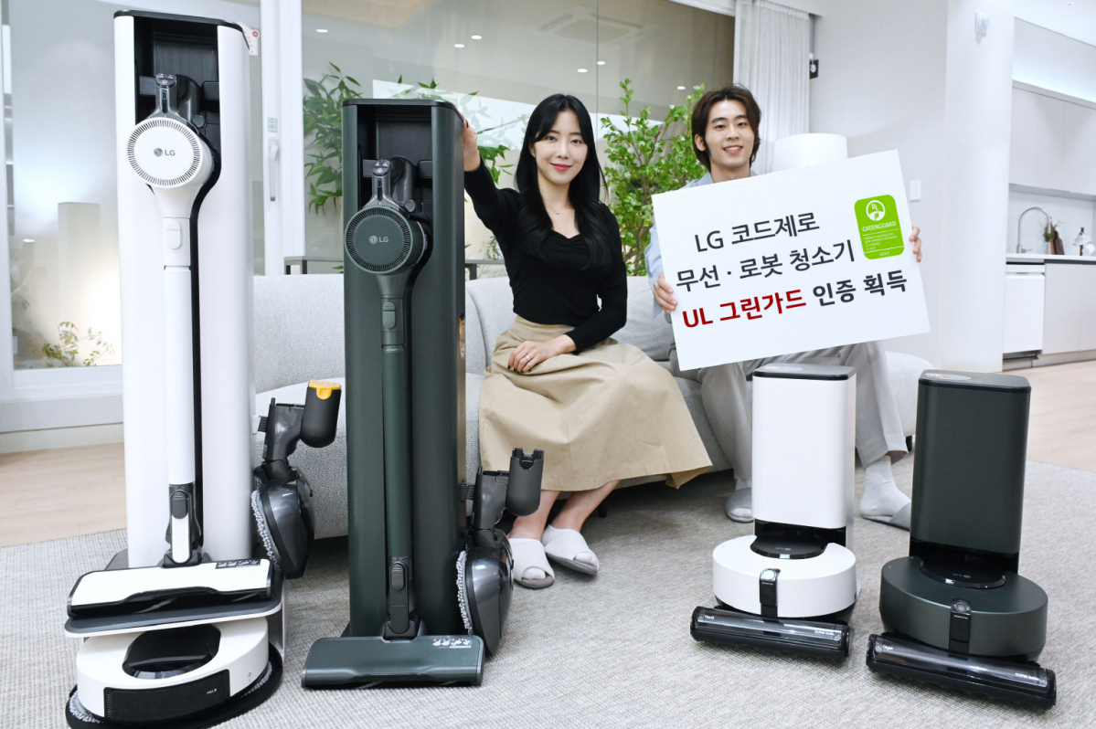 ▲LG전자 프리미엄 무선청소기 코드제로 오브제컬렉션 A9S(왼쪽)와 인공지능 로봇청소기 코드제로 오브제컬렉션 R9의 모습. LG 청소기가 글로벌 청소기 업계 최초로 ‘UL 그린가드 골드’(GREENGUARD GOLD) 인증을 받았다. (사진제공=LG전자)