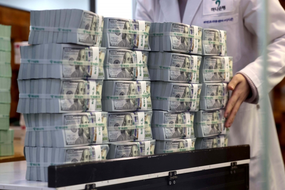 ▲31일 서울 중구 하나은행 위변조대응센터에서 관계자가 달러화를 정리하고 있다. 신태현 기자 holjjak@ (이투데이DB)