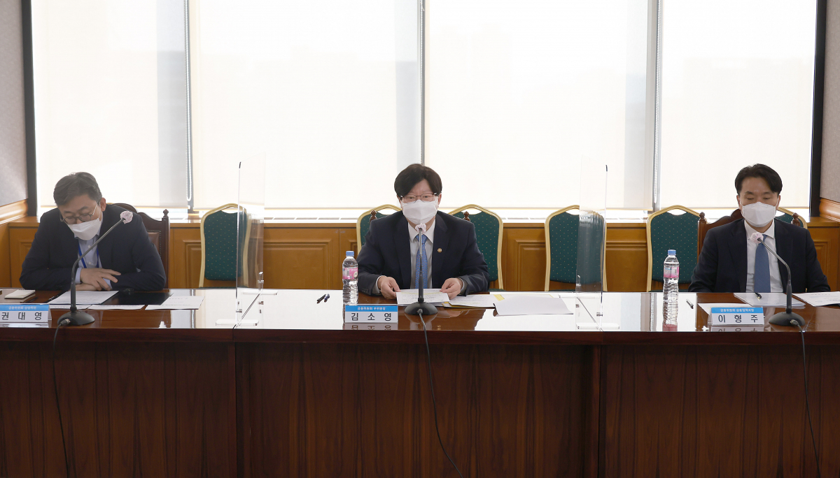 ▲김소영<가운데> 금융위원회 부위원장이 11일 오전 서울 중구 전국은행연합회에서 금감원, 한은, 금융협회, 정책금융기관 등과 함께 금융시장 관련 현황을 개최해 최근 국제금융시장 동향 및 '10. 23일 시장안정대책'의 추진현황을 공유하고, CP시장 안정을 위한 추가 지원방안을 논의했다. (금융위원회)