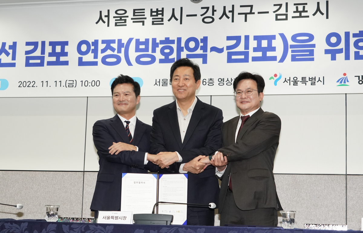 ▲11일 서울시청에서 '서울 5호선 김포 연장(방화역~김포)을 위한 업무협약'을 체결 후 오세훈 서울특별시장(가운데), 김태우 강서구청장(왼쪽), 김병수 김포시장이 기념 촬영을 하고 있다.  (사진제공=서울시)