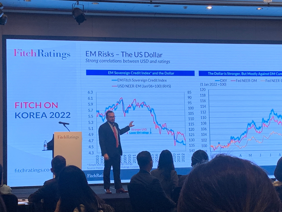 ▲제러미 주크(Jeremy Zook) 피치 아시아태평양 신용등급 담당 이사가 11일 서울 여의도에서 개최된 '불안정한 시대의 위험과 기회요인' 세미나에서 주제 발표를 하고 있다. 이번 세미나는 한국기업평가와 국제신용평가사 피치가 공동 주최했다. (출처=정회인 기자)